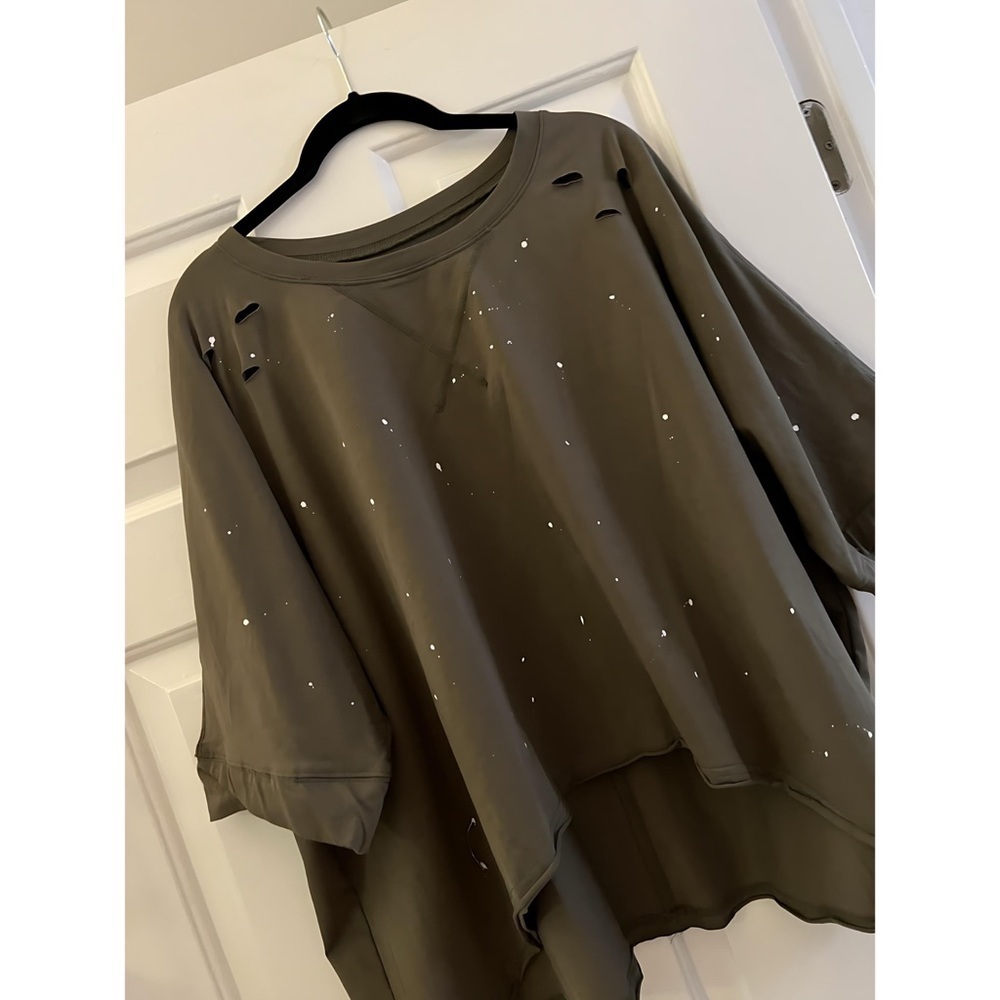 NEW! Olive Curved Hi Lo Hem Splatter Detail Half Sleeve Top!